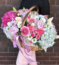 Цветочная композиция из Розы, Хризантемы, Пионы и Лизиантусы в корзине в Перми