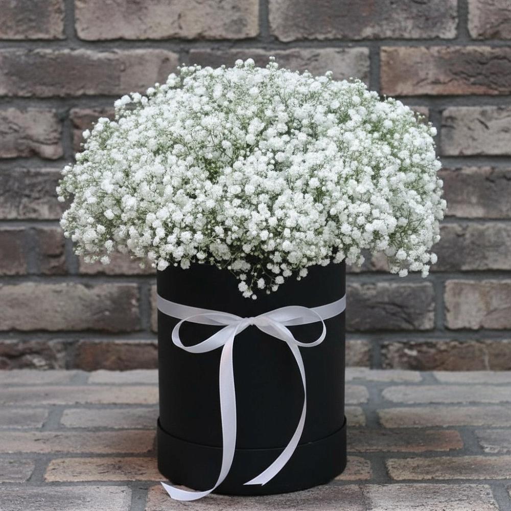 Цветочная композиция из Гипсофила в шляпной коробке в Перми