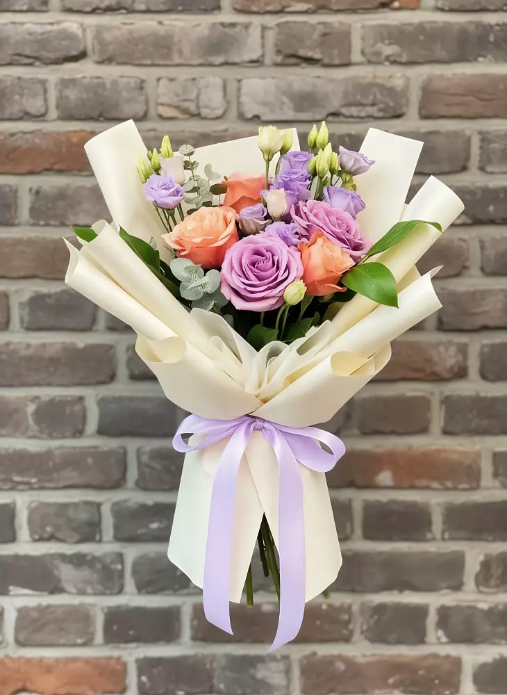 Букет цветов из: Лизиантусы и Розы в Перми