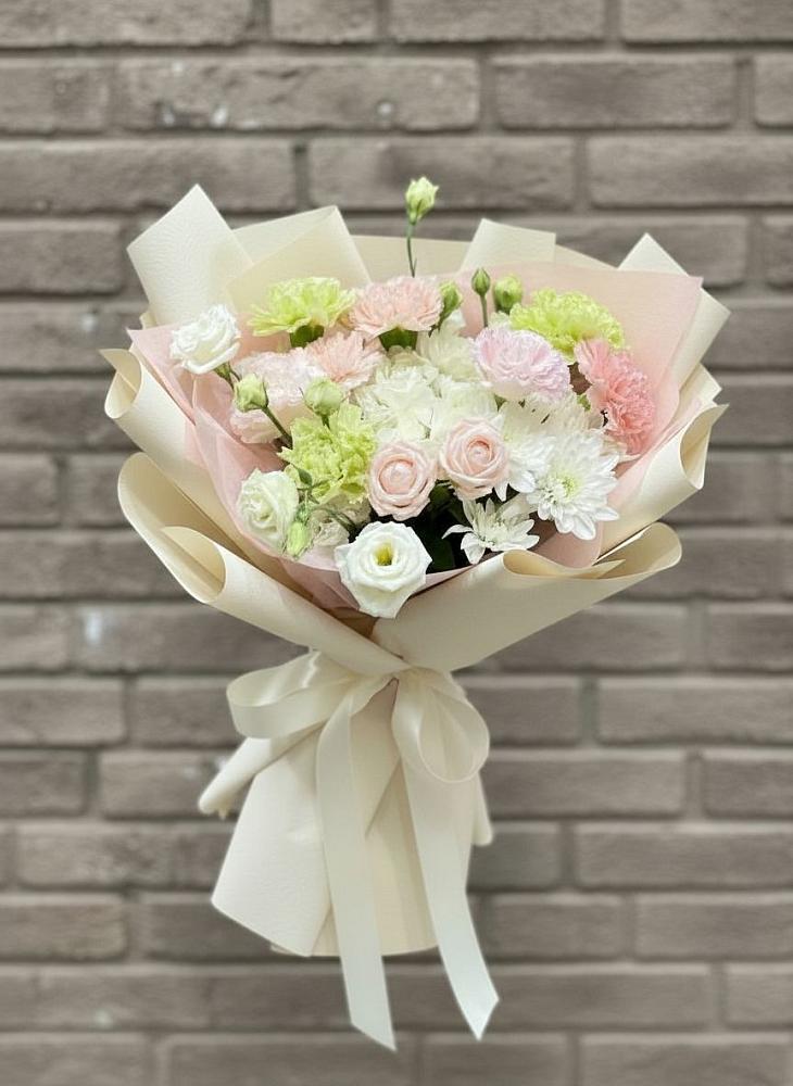 Букет цветов из: Гвоздики, Розы, Лизиантусы и Хризантемы в Перми