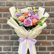 Букет цветов из:  Лизиантусы и Розы в Перми