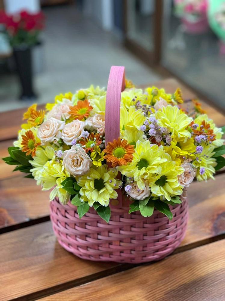 Цветочная композиция из Хризантемы и Розы в корзине в Перми