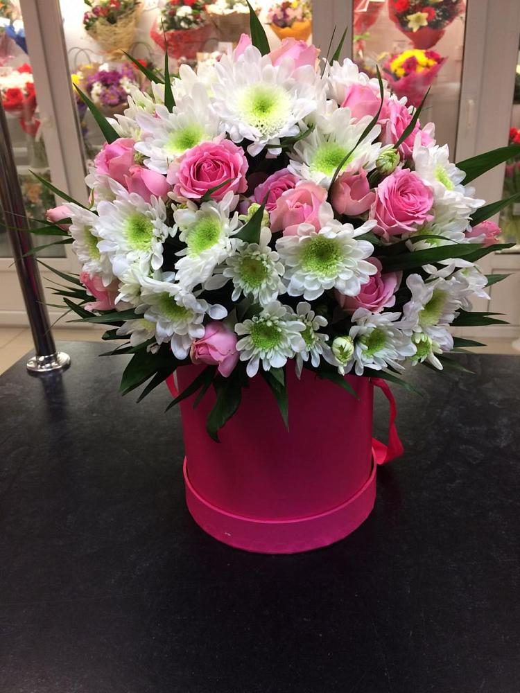 Цветочная композиция из Розы и Хризантемы в шляпной коробке в Перми