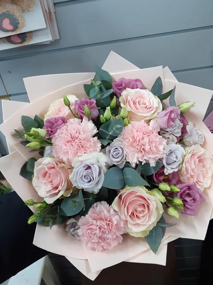 Букет цветов из: Розы, Гвоздики и Лизиантусы в Перми