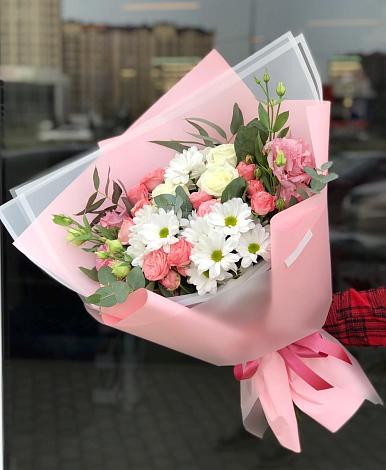 Букет цветов из: Розы, Лизиантусы и Хризантемы в Перми