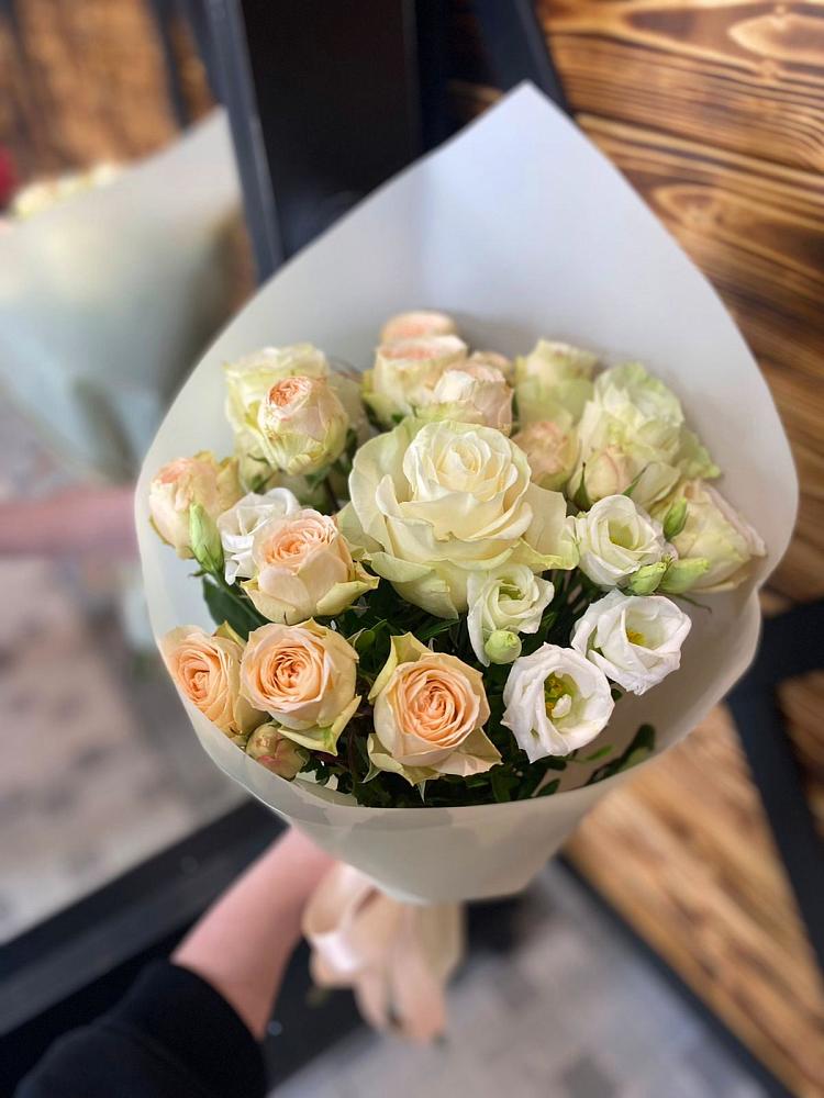 Букет цветов из: Розы и Лизиантусы в Перми